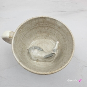 Filiżanka koń siwy ceramiczna ze spodkiem i koniem w środku ręcznie toczona i malowana w kolorze bieli i beżów ze spodkiem prezent dla koniarza kubek koń wewnątrz filiżanki siwy koń