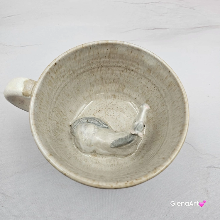 Filiżanka koń siwy ceramiczna ze spodkiem i koniem w środku ręcznie toczona i malowana w kolorze bieli i beżów ze spodkiem prezent dla koniarza kubek koń wewnątrz filiżanki siwy koń