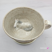 Filiżanka koń siwy ceramiczna ze spodkiem i koniem w środku ręcznie toczona i malowana w kolorze bieli i beżów ze spodkiem prezent dla koniarza kubek koń wewnątrz filiżanki siwy koń