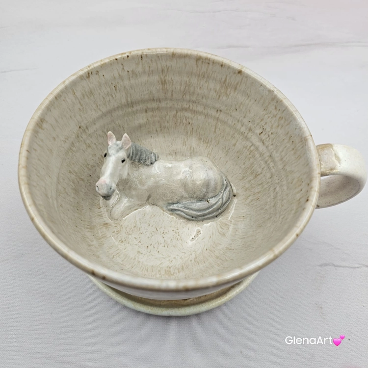 Filiżanka koń siwy ceramiczna ze spodkiem i koniem w środku ręcznie toczona i malowana w kolorze bieli i beżów ze spodkiem prezent dla koniarza kubek koń wewnątrz filiżanki siwy koń