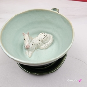 Filiżanka KOŃ ceramiczna ze spodkiem i KONIEM - SIWYM w plamki ręcznie toczona i malowana w koń ze spodkiem prezent dla koniarza w kolorze zieleni głębi oceanu i seledynu przenikające się szkliwa kubek koń