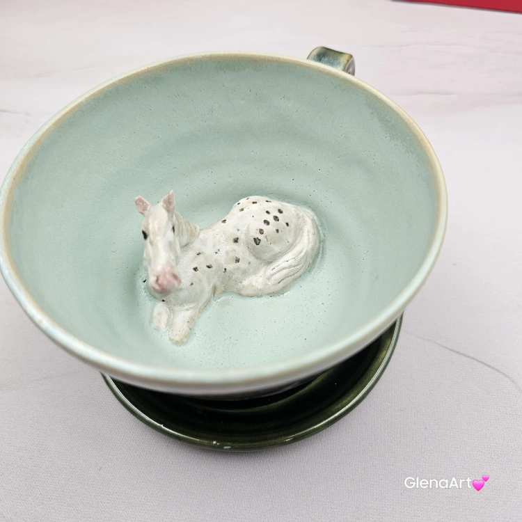 Filiżanka KOŃ ceramiczna ze spodkiem i KONIEM - SIWYM w plamki ręcznie toczona i malowana w koń ze spodkiem prezent dla koniarza w kolorze zieleni głębi oceanu i seledynu przenikające się szkliwa kubek koń