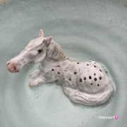 Filiżanka KOŃ ceramiczna ze spodkiem i KONIEM - SIWYM w plamki ręcznie toczona i malowana w koń ze spodkiem prezent dla koniarza w kolorze zieleni głębi oceanu i seledynu przenikające się szkliwa kubek koń