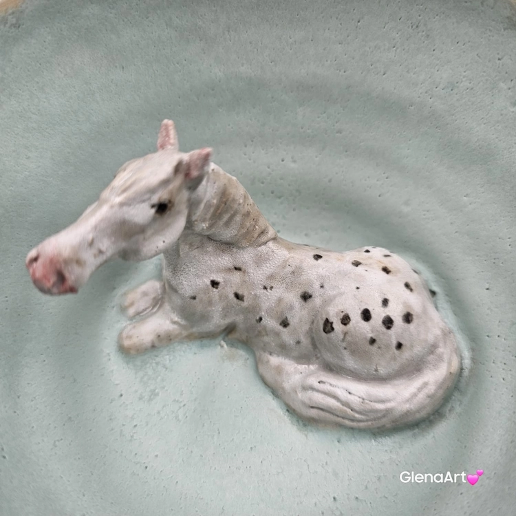 Filiżanka KOŃ ceramiczna ze spodkiem i KONIEM - SIWYM w plamki ręcznie toczona i malowana w koń ze spodkiem prezent dla koniarza w kolorze zieleni głębi oceanu i seledynu przenikające się szkliwa kubek koń