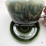 Filiżanka KOŃ ceramiczna ze spodkiem i KONIEM - SIWYM w plamki ręcznie toczona i malowana w koń ze spodkiem prezent dla koniarza w kolorze zieleni głębi oceanu i seledynu przenikające się szkliwa kubek koń