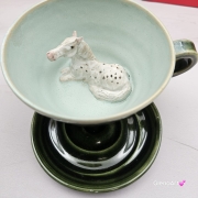 Filiżanka KOŃ ceramiczna ze spodkiem i KONIEM - SIWYM w plamki ręcznie toczona i malowana w koń ze spodkiem prezent dla koniarza w kolorze zieleni głębi oceanu i seledynu przenikające się szkliwa kubek koń