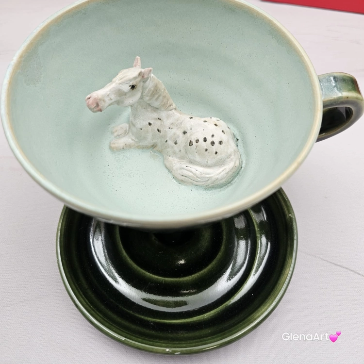 Filiżanka KOŃ ceramiczna ze spodkiem i KONIEM - SIWYM w plamki ręcznie toczona i malowana w koń ze spodkiem prezent dla koniarza w kolorze zieleni głębi oceanu i seledynu przenikające się szkliwa kubek koń