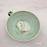 Filiżanka KOŃ ceramiczna ze spodkiem i KONIEM - SIWYM w plamki ręcznie toczona i malowana w koń ze spodkiem prezent dla koniarza w kolorze zieleni głębi oceanu i seledynu przenikające się szkliwa kubek koń
