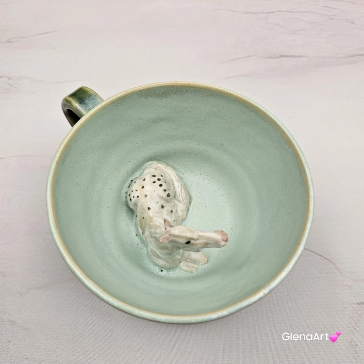 Filiżanka KOŃ ceramiczna ze spodkiem i KONIEM - SIWYM w plamki ręcznie toczona i malowana w koń ze spodkiem prezent dla koniarza w kolorze zieleni głębi oceanu i seledynu przenikające się szkliwa kubek koń