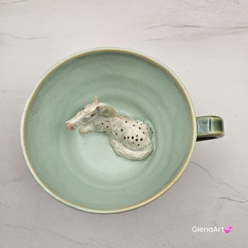 Filiżanka KOŃ ceramiczna ze spodkiem i KONIEM - SIWYM w plamki ręcznie toczona i malowana w koń ze spodkiem prezent dla koniarza w kolorze zieleni głębi oceanu i seledynu przenikające się szkliwa kubek koń