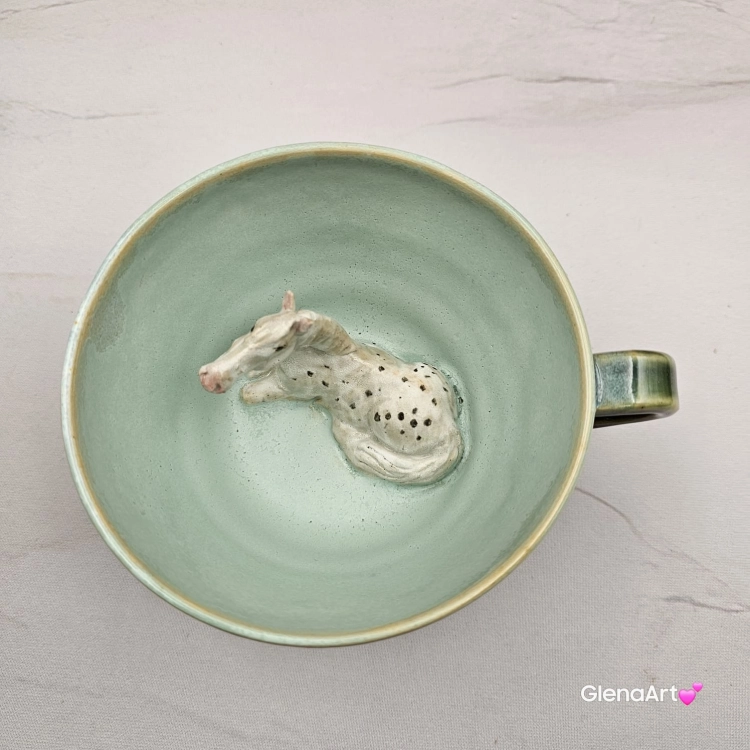 Filiżanka KOŃ ceramiczna ze spodkiem i KONIEM - SIWYM w plamki ręcznie toczona i malowana w koń ze spodkiem prezent dla koniarza w kolorze zieleni głębi oceanu i seledynu przenikające się szkliwa kubek koń