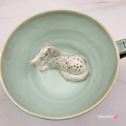 Filiżanka KOŃ ceramiczna ze spodkiem i KONIEM - SIWYM w plamki ręcznie toczona i malowana w koń ze spodkiem prezent dla koniarza w kolorze zieleni głębi oceanu i seledynu przenikające się szkliwa kubek koń