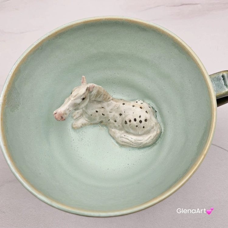 Filiżanka KOŃ ceramiczna ze spodkiem i KONIEM - SIWYM w plamki ręcznie toczona i malowana w koń ze spodkiem prezent dla koniarza w kolorze zieleni głębi oceanu i seledynu przenikające się szkliwa kubek koń