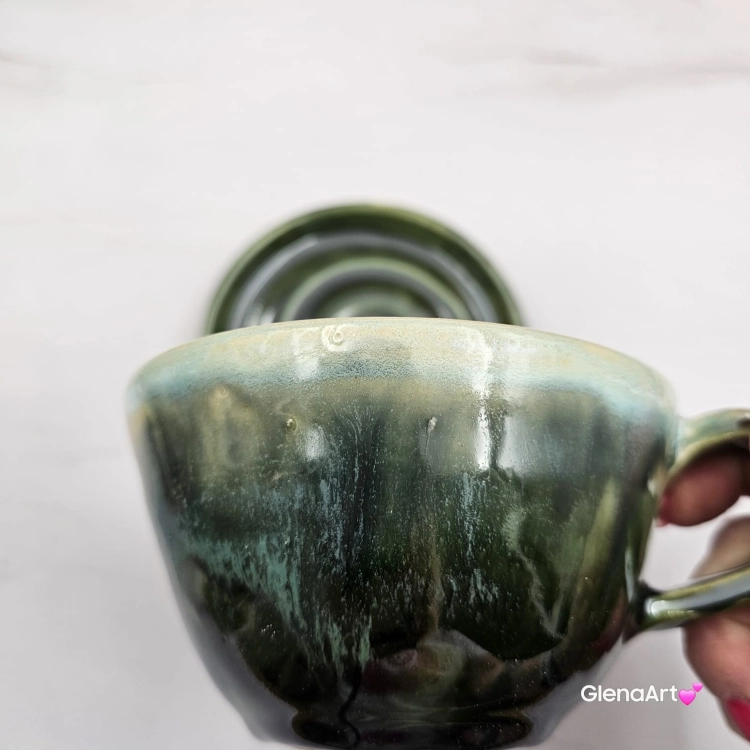 Filiżanka KOŃ ceramiczna ze spodkiem i KONIEM - SIWYM w plamki ręcznie toczona i malowana w koń ze spodkiem prezent dla koniarza w kolorze zieleni głębi oceanu i seledynu przenikające się szkliwa kubek koń