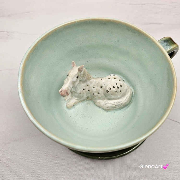 Filiżanka KOŃ ceramiczna ze spodkiem i KONIEM - SIWYM w plamki ręcznie toczona i malowana w koń ze spodkiem prezent dla koniarza w kolorze zieleni głębi oceanu i seledynu przenikające się szkliwa kubek koń