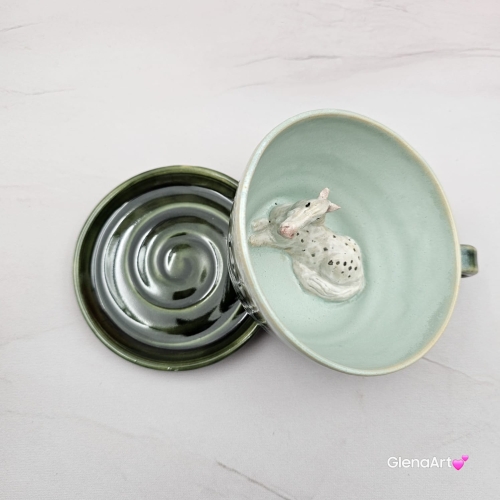 Filiżanka KOŃ ceramiczna ze spodkiem i KONIEM - SIWYM w plamki ręcznie toczona i malowana w koń ze spodkiem prezent dla koniarza w kolorze zieleni głębi oceanu i seledynu przenikające się szkliwa kubek koń