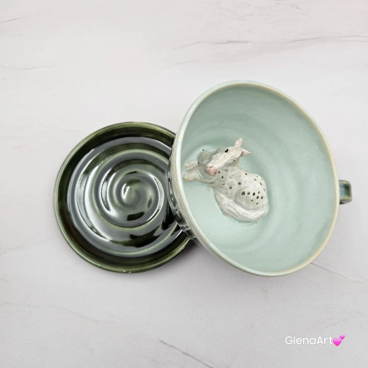 Filiżanka KOŃ ceramiczna ze spodkiem i KONIEM - SIWYM w plamki ręcznie toczona i malowana w koń ze spodkiem prezent dla koniarza w kolorze zieleni głębi oceanu i seledynu przenikające się szkliwa kubek koń