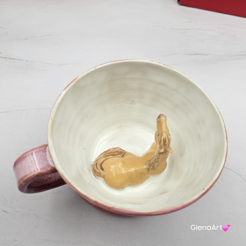 Filiżanka KOŃ ceramiczna z KONIEM i z spodkiem w środku figurka KONIA ręcznie toczona i malowana w kolorze różowym cukierkowym prezent dla miłośnika natury kubek z koniem