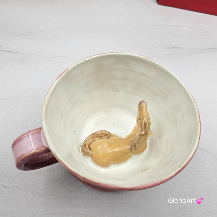 Filiżanka KOŃ ceramiczna z KONIEM i z spodkiem w środku figurka KONIA ręcznie toczona i malowana w kolorze różowym cukierkowym prezent dla miłośnika natury kubek z koniem