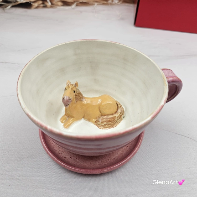 Filiżanka KOŃ ceramiczna z KONIEM i z spodkiem w środku figurka KONIA ręcznie toczona i malowana w kolorze różowym cukierkowym prezent dla miłośnika natury kubek z koniem