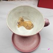 Filiżanka KOŃ ceramiczna z KONIEM i z spodkiem w środku figurka KONIA ręcznie toczona i malowana w kolorze różowym cukierkowym prezent dla miłośnika natury kubek z koniem