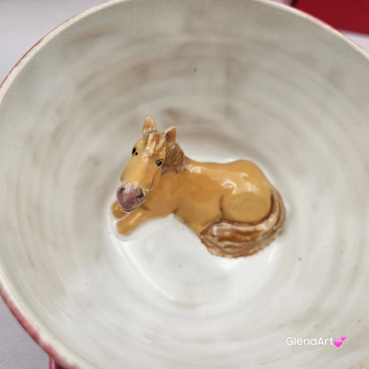 Filiżanka KOŃ ceramiczna z KONIEM i z spodkiem w środku figurka KONIA ręcznie toczona i malowana w kolorze różowym cukierkowym prezent dla miłośnika natury kubek z koniem