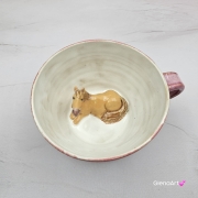 Filiżanka KOŃ ceramiczna z KONIEM i z spodkiem w środku figurka KONIA ręcznie toczona i malowana w kolorze różowym cukierkowym prezent dla miłośnika natury kubek z koniem