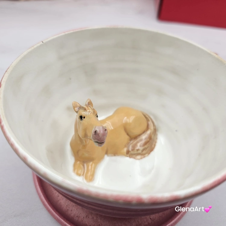 Filiżanka KOŃ ceramiczna z KONIEM i z spodkiem w środku figurka KONIA ręcznie toczona i malowana w kolorze różowym cukierkowym prezent dla miłośnika natury kubek z koniem