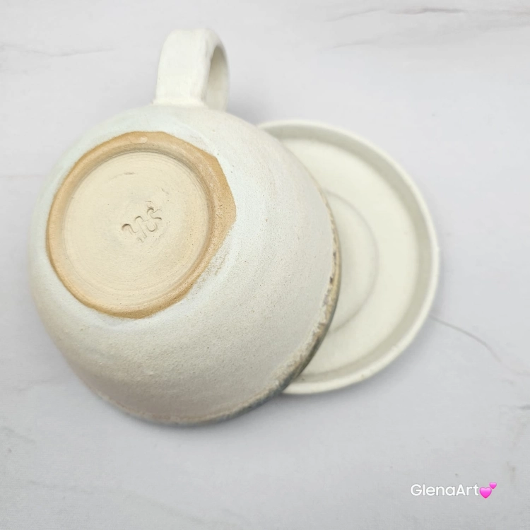 Filiżanka jasno-brązowy jasny gniady koń ze spodkiem ceramiczna z KONIEM w środku ręcznie toczona i malowana odcienie beżu, niebieskiego przenikające się kubek koń prezent dla koniarza piękna filiżanka w przenikających się szkliwach koń jasny brąz