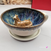 Filiżanka jasno-brązowy jasny gniady koń ze spodkiem ceramiczna z KONIEM w środku ręcznie toczona i malowana odcienie beżu, niebieskiego przenikające się kubek koń prezent dla koniarza piękna filiżanka w przenikających się szkliwach koń jasny brąz