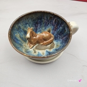 Filiżanka jasno-brązowy jasny gniady koń ze spodkiem ceramiczna z KONIEM w środku ręcznie toczona i malowana odcienie beżu, niebieskiego przenikające się kubek koń prezent dla koniarza piękna filiżanka w przenikających się szkliwach koń jasny brąz