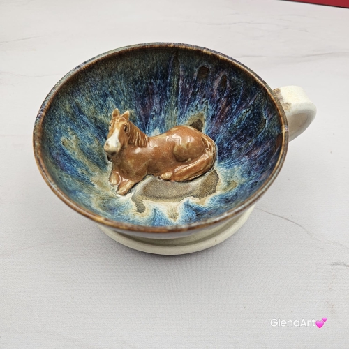 Filiżanka jasno-brązowy jasny gniady koń ze spodkiem ceramiczna z KONIEM w środku ręcznie toczona i malowana odcienie beżu, niebieskiego przenikające się kubek koń prezent dla koniarza piękna filiżanka w przenikających się szkliwach koń jasny brąz