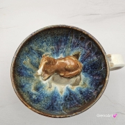 Filiżanka jasno-brązowy jasny gniady koń ze spodkiem ceramiczna z KONIEM w środku ręcznie toczona i malowana odcienie beżu, niebieskiego przenikające się kubek koń prezent dla koniarza piękna filiżanka w przenikających się szkliwach koń jasny brąz