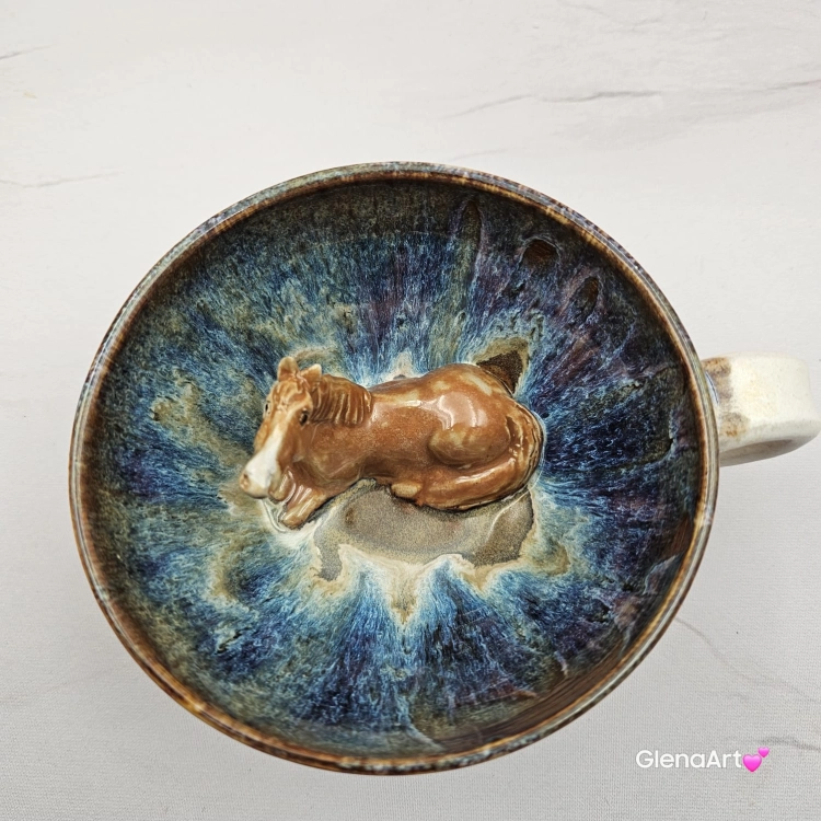 Filiżanka jasno-brązowy jasny gniady koń ze spodkiem ceramiczna z KONIEM w środku ręcznie toczona i malowana odcienie beżu, niebieskiego przenikające się kubek koń prezent dla koniarza piękna filiżanka w przenikających się szkliwach koń jasny brąz
