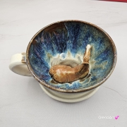 Filiżanka jasno-brązowy jasny gniady koń ze spodkiem ceramiczna z KONIEM w środku ręcznie toczona i malowana odcienie beżu, niebieskiego przenikające się kubek koń prezent dla koniarza piękna filiżanka w przenikających się szkliwach koń jasny brąz