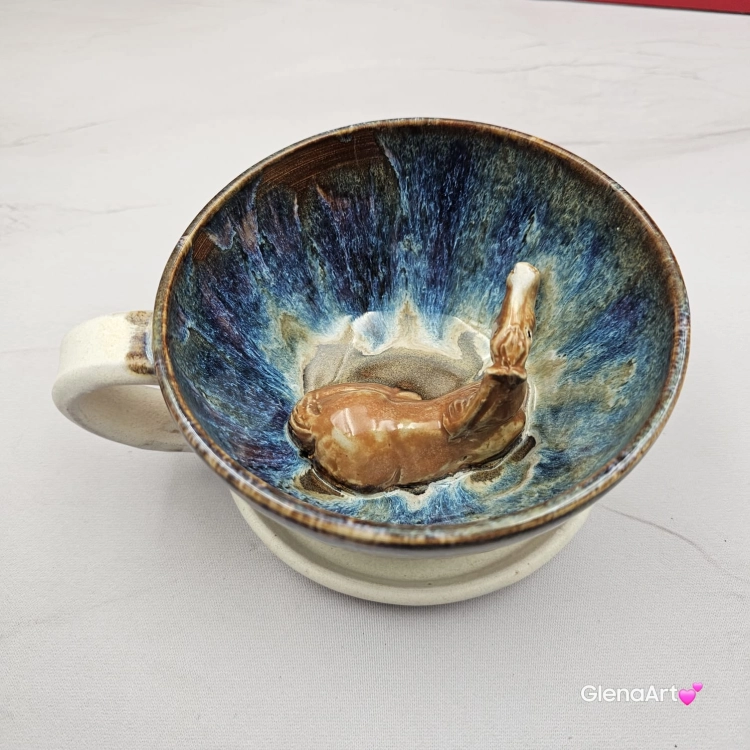 Filiżanka jasno-brązowy jasny gniady koń ze spodkiem ceramiczna z KONIEM w środku ręcznie toczona i malowana odcienie beżu, niebieskiego przenikające się kubek koń prezent dla koniarza piękna filiżanka w przenikających się szkliwach koń jasny brąz
