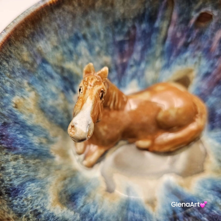 Filiżanka jasno-brązowy jasny gniady koń ze spodkiem ceramiczna z KONIEM w środku ręcznie toczona i malowana odcienie beżu, niebieskiego przenikające się kubek koń prezent dla koniarza piękna filiżanka w przenikających się szkliwach koń jasny brąz