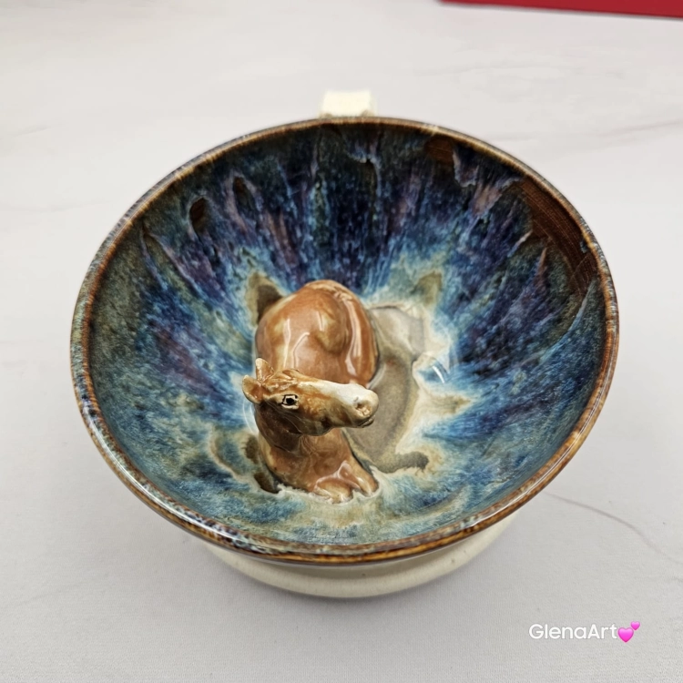 Filiżanka jasno-brązowy jasny gniady koń ze spodkiem ceramiczna z KONIEM w środku ręcznie toczona i malowana odcienie beżu, niebieskiego przenikające się kubek koń prezent dla koniarza piękna filiżanka w przenikających się szkliwach koń jasny brąz