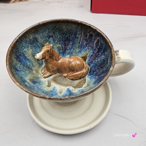 Filiżanka jasno-brązowy jasny gniady koń ze spodkiem ceramiczna z KONIEM w środku ręcznie toczona i malowana odcienie beżu, niebieskiego przenikające się kubek koń prezent dla koniarza piękna filiżanka w przenikających się szkliwach koń jasny brąz
