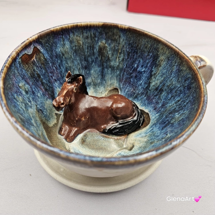 Filiżanka KOŃ gniady/brązowy ceramiczna ze spodkiem i figurką gniadego konia wewnątrz filiżanki ręcznie toczona i malowana w kolorze niebieskim i beżowym kubek z koniem koń w filiżance dla koniarza piękna filiżanka