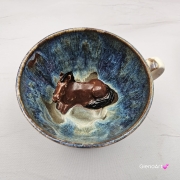 Filiżanka KOŃ gniady/brązowy ceramiczna ze spodkiem i figurką gniadego konia wewnątrz filiżanki ręcznie toczona i malowana w kolorze niebieskim i beżowym kubek z koniem koń w filiżance dla koniarza piękna filiżanka