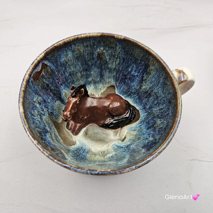 Filiżanka KOŃ gniady/brązowy ceramiczna ze spodkiem i figurką gniadego konia wewnątrz filiżanki ręcznie toczona i malowana w kolorze niebieskim i beżowym kubek z koniem koń w filiżance dla koniarza piękna filiżanka