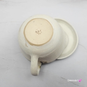 Filiżanka KOŃ gniady/brązowy ceramiczna ze spodkiem i figurką gniadego konia wewnątrz filiżanki ręcznie toczona i malowana w kolorze niebieskim i beżowym kubek z koniem koń w filiżance dla koniarza piękna filiżanka