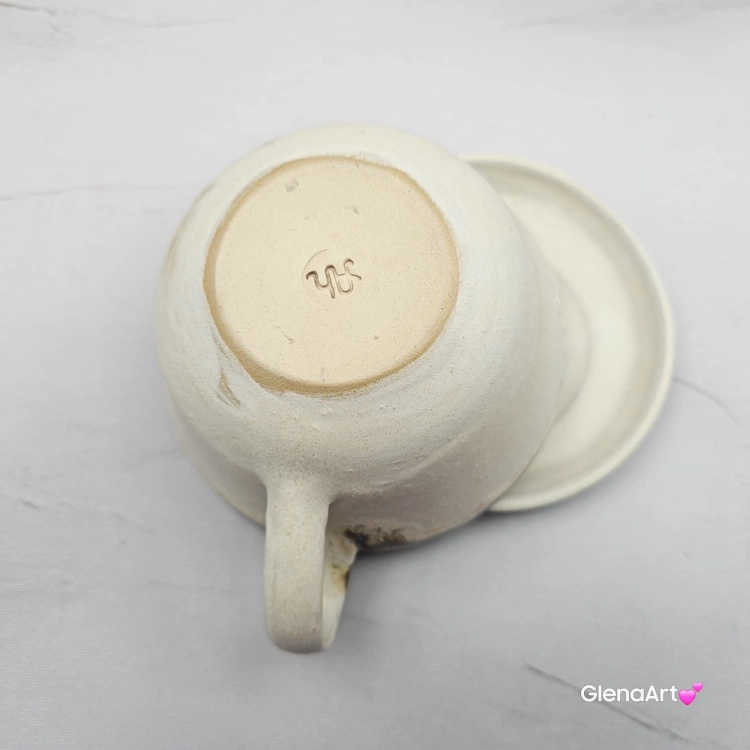 Filiżanka KOŃ gniady/brązowy ceramiczna ze spodkiem i figurką gniadego konia wewnątrz filiżanki ręcznie toczona i malowana w kolorze niebieskim i beżowym kubek z koniem koń w filiżance dla koniarza piękna filiżanka