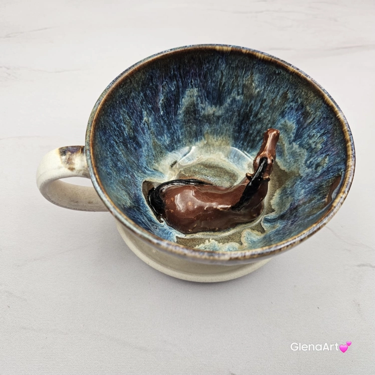 Filiżanka KOŃ gniady/brązowy ceramiczna ze spodkiem i figurką gniadego konia wewnątrz filiżanki ręcznie toczona i malowana w kolorze niebieskim i beżowym kubek z koniem koń w filiżance dla koniarza piękna filiżanka