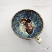 Filiżanka KOŃ gniady/brązowy ceramiczna ze spodkiem i figurką gniadego konia wewnątrz filiżanki ręcznie toczona i malowana w kolorze niebieskim i beżowym kubek z koniem koń w filiżance dla koniarza piękna filiżanka