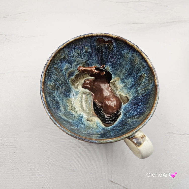 Filiżanka KOŃ gniady/brązowy ceramiczna ze spodkiem i figurką gniadego konia wewnątrz filiżanki ręcznie toczona i malowana w kolorze niebieskim i beżowym kubek z koniem koń w filiżance dla koniarza piękna filiżanka