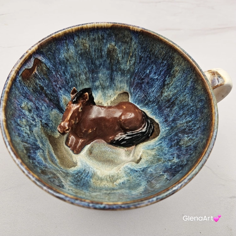 Filiżanka KOŃ gniady/brązowy ceramiczna ze spodkiem i figurką gniadego konia wewnątrz filiżanki ręcznie toczona i malowana w kolorze niebieskim i beżowym kubek z koniem koń w filiżance dla koniarza piękna filiżanka
