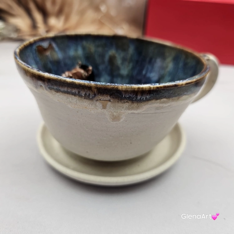 Filiżanka KOŃ gniady/brązowy ceramiczna ze spodkiem i figurką gniadego konia wewnątrz filiżanki ręcznie toczona i malowana w kolorze niebieskim i beżowym kubek z koniem koń w filiżance dla koniarza piękna filiżanka