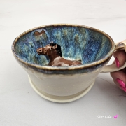 Filiżanka KOŃ gniady/brązowy ceramiczna ze spodkiem i figurką gniadego konia wewnątrz filiżanki ręcznie toczona i malowana w kolorze niebieskim i beżowym kubek z koniem koń w filiżance dla koniarza piękna filiżanka